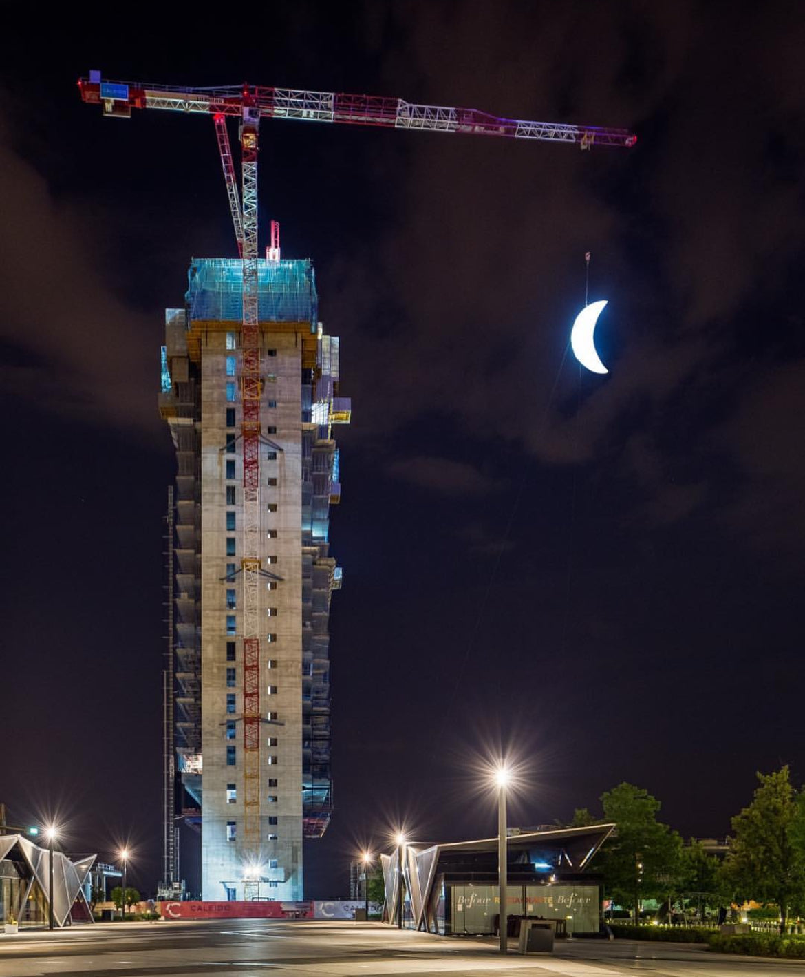 High-Quality Inflatable Crescent Moon with LED Lights