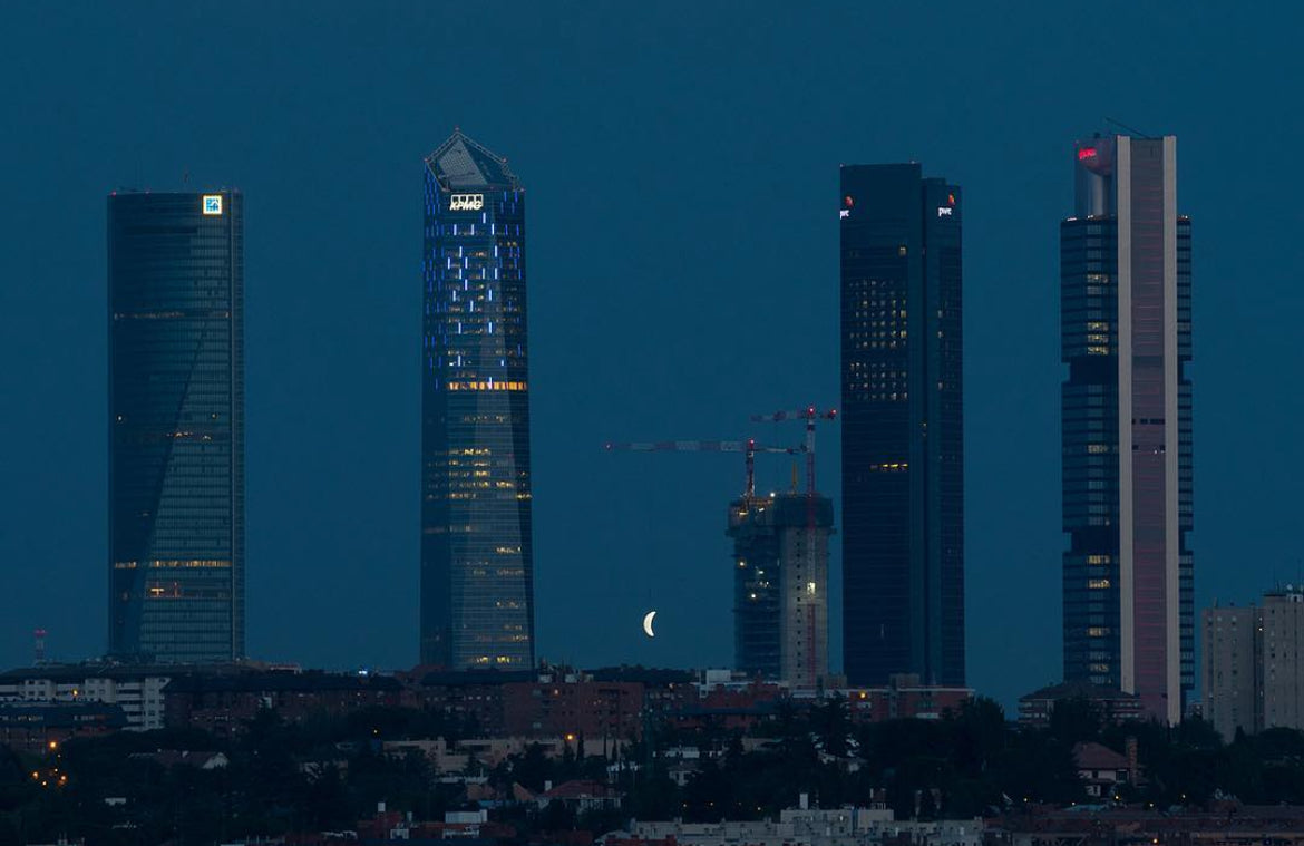 High-Quality Inflatable Crescent Moon with LED Lights